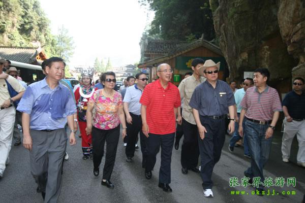 張家界市委書記胡伯?。ㄗ笠唬┡阃瑖?guó)民黨主席吳伯雄（正中）前往梯瑪神歌劇場(chǎng)
